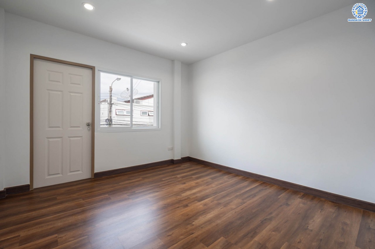 บ้านมือสองตกแต่งใหม่ ดีไซน์สวย ม.101การ์เด้นวิลล์ ลาดพร้าว เนื้อที่ 18 ตร.ว. ฟังก์ชัน 3 ห้องนอน 2 ห้องน้ำ จอดรถได้ 1 คัน รองรับทุกกิจกรรม บนทำเลเชื่อมต่อหลายเส้นทาง อาทิ ถนนประเสริฐมนูกิจ, ถนนนวมินทร์ และถนนลาดพร้าว ใกล้จุดขึ้นทางด่วน "รามอินทรา"...